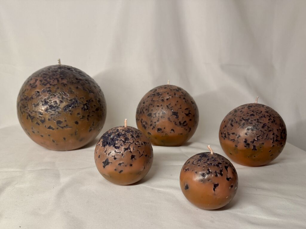 Bougies de la collection Red Moon — cire minérale texturée les 5 bougies de la collection Red Moons — cire minérale texturée