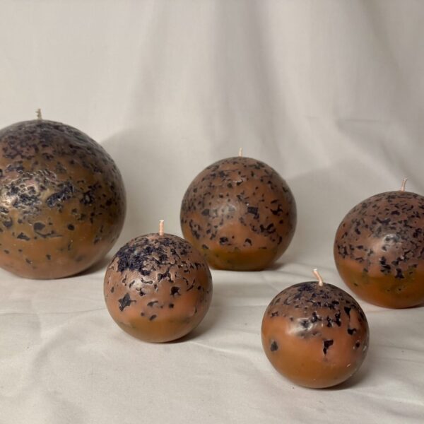 Bougies de la collection Red Moon — cire minérale texturée les 5 bougies de la collection Red Moons — cire minérale texturée