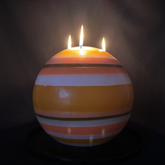 Bougie artisanale “Jupiter” allumée – sphère rayée en cire minérale de 10 kg, à trois flammes