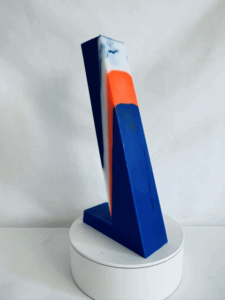 7UP 21cm | Bleu OFF – Filon orange Bougie 7 à l’envers, forme géométrique bleue avec base orange