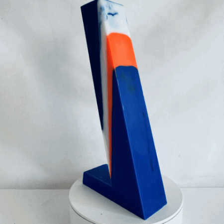 7UP 21cm | Bleu OFF – Filon orange Bougie 7 à l’envers, forme géométrique bleue avec base orange