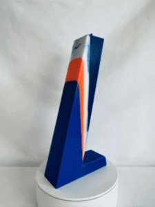 Bougie 7 à l’envers, forme géométrique bleue avec base orange