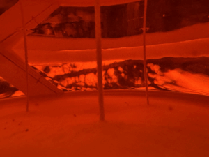 Couleur de cire fondue dans une bougie artisanale, montrant la dispersion du pigment à chaud