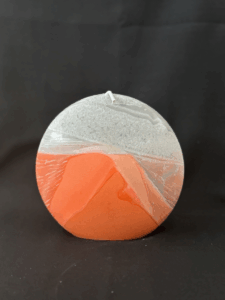 Bougie disque 14 cm en cire d’olive grise et orange — surface lisse, cœur cristallisé