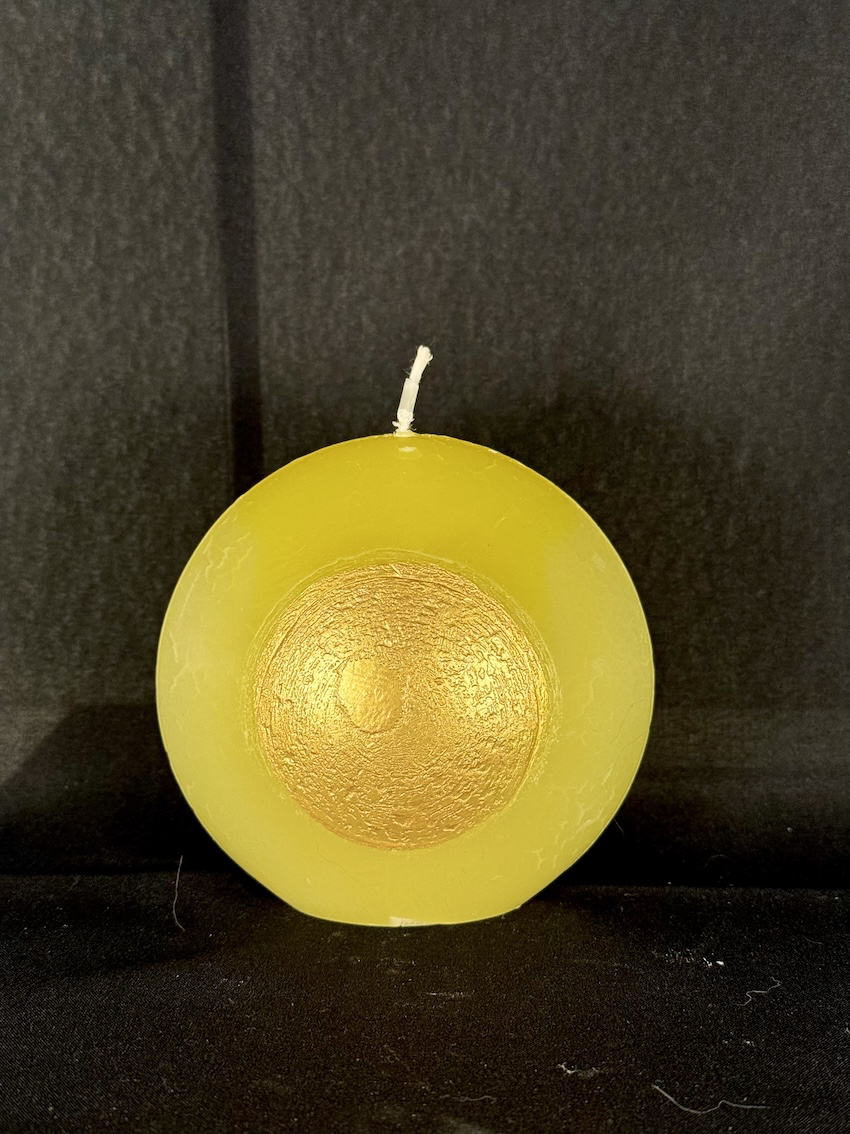 Bougie disque 10 cm en cire minérale - jaune et or — surface lisse, effet craquelé