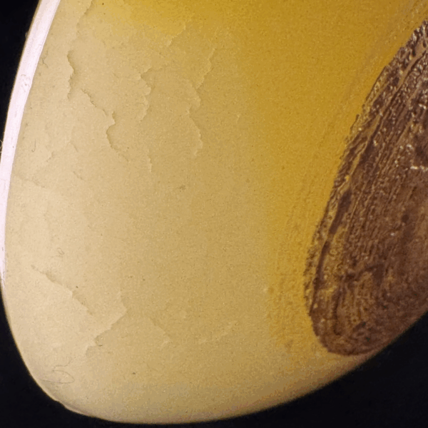 Bougie disque 10 cm en cire minérale - jaune et or — surface lisse, effet craquelé