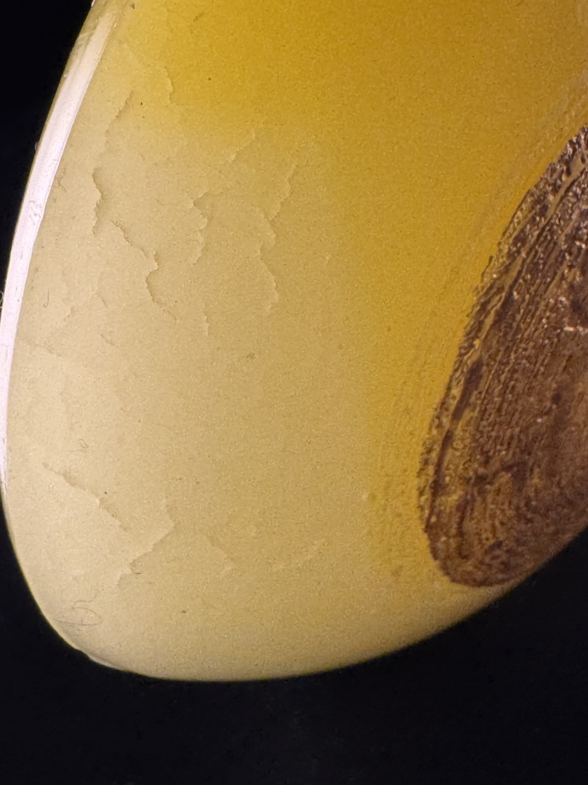 Bougie disque 10 cm en cire minérale - jaune et or — surface lisse, effet craquelé