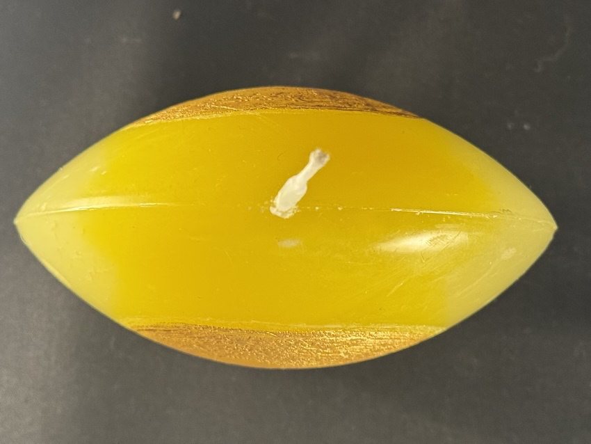 Bougie disque 10 cm en cire minérale - jaune et or — surface lisse, effet craquelé