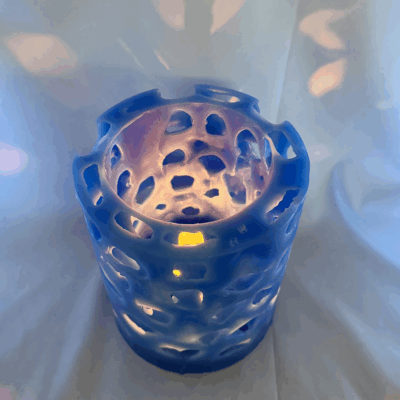 Photophore “Nuit d’Océan” – création artisanale boo-j Photophore bleu océan en cire minérale, percé de cavités laissant filtrer la lumière. Pièce artisanale faite main, évoquant la douceur d’une nuit d’été au bord de la mer.