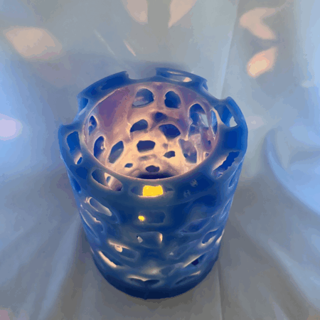 Photophore “Nuit d’Océan” – création artisanale boo-j Photophore bleu océan en cire minérale, percé de cavités laissant filtrer la lumière. Pièce artisanale faite main, évoquant la douceur d’une nuit d’été au bord de la mer.