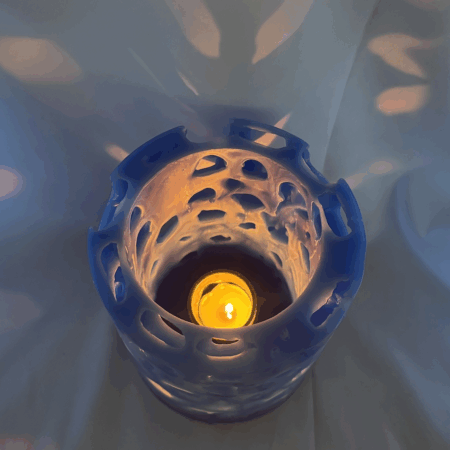Photophore “Nuit d’Océan” – création artisanale boo-j Photophore bleu océan en cire minérale, percé de cavités laissant filtrer la lumière. Pièce artisanale faite main, évoquant la douceur d’une nuit d’été au bord de la mer.