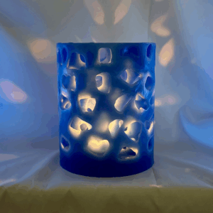 Photophore “Nuit d’Océan” – création artisanale boo-j Photophore bleu océan en cire minérale, percé de cavités laissant filtrer la lumière. Pièce artisanale faite main, évoquant la douceur d’une nuit d’été au bord de la mer.