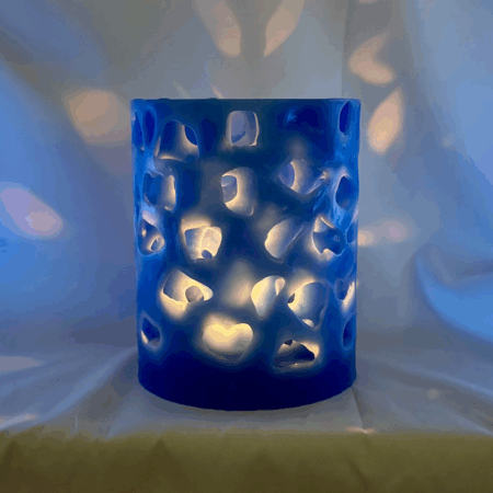 Photophore “Nuit d’Océan” – création artisanale boo-j Photophore bleu océan en cire minérale, percé de cavités laissant filtrer la lumière. Pièce artisanale faite main, évoquant la douceur d’une nuit d’été au bord de la mer.