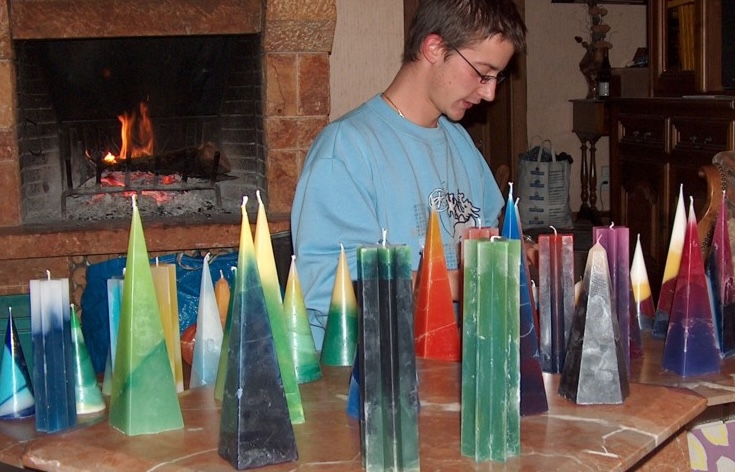 José jeune devant ses premières bougies recyclées – série artisanale colorée, coulée à la main
