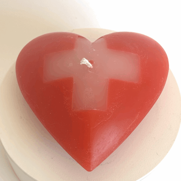 Bougie cœur rouge avec croix suisse blanche – collection boo-j