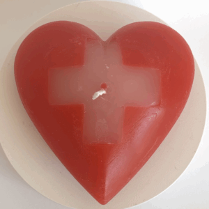 Bougie cœur rouge avec croix suisse blanche – collection boo-j