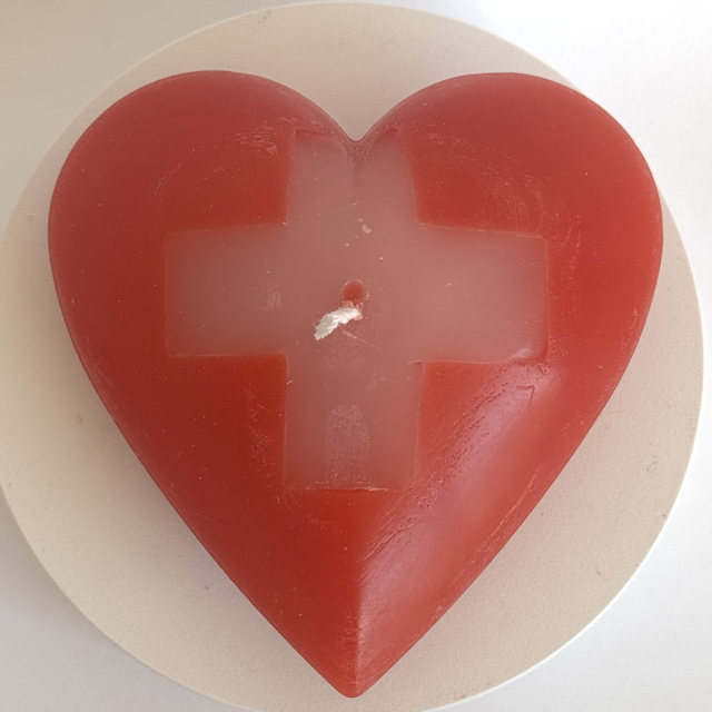 Bougie cœur rouge avec croix suisse blanche – collection boo-j