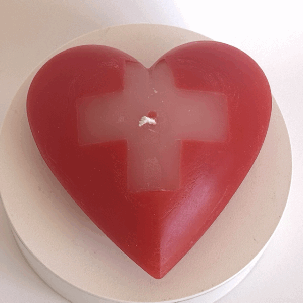Bougie cœur rouge avec croix suisse blanche – collection boo-j
