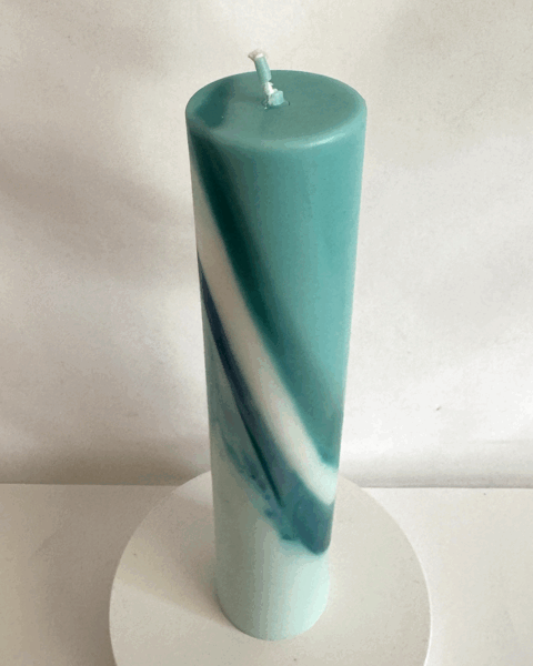 Bougie cylindrique Sbeck turquoise et bleu | cire marbrée moulée à la main