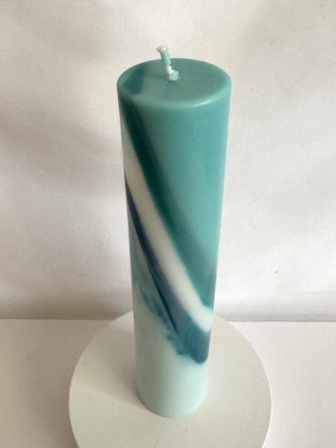 Bougie cylindrique Sbeck turquoise et bleu | cire marbrée moulée à la main