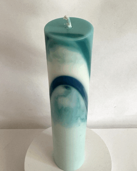 Bougie cylindrique Sbeck turquoise et bleu | cire marbrée moulée à la main