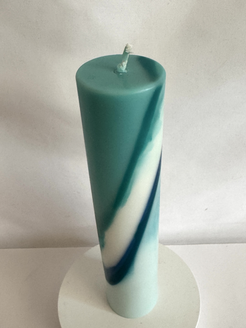 Bougie cylindrique Sbeck turquoise et bleu | cire marbrée moulée à la main