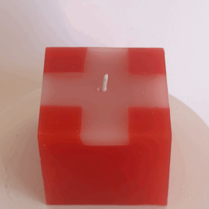 Bougie cube rouge avec croix suisse blanche Bougie cube rouge avec croix suisse blanche