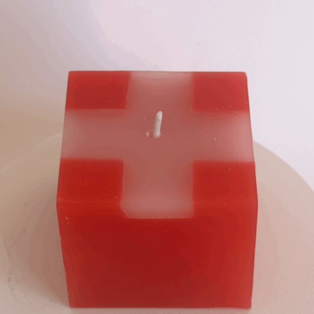 Bougie cube rouge avec croix suisse blanche Bougie cube rouge avec croix suisse blanche