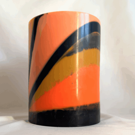 Bougie cylindre 3 mèches – orange, noir et ocre – boo-j Bougie sculpture cylindrique à 3 mèches – orange, noir, ocre – boo-j