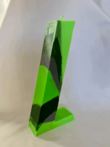 Bougie moulée verte fluo et foncée, modèle 7UP de la collection Chlorophylle