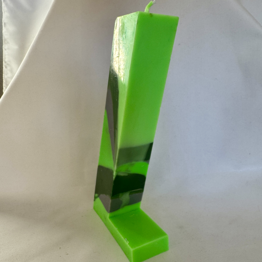 Bougie moulée verte fluo et foncée, modèle 7UP de la collection Chlorophylle