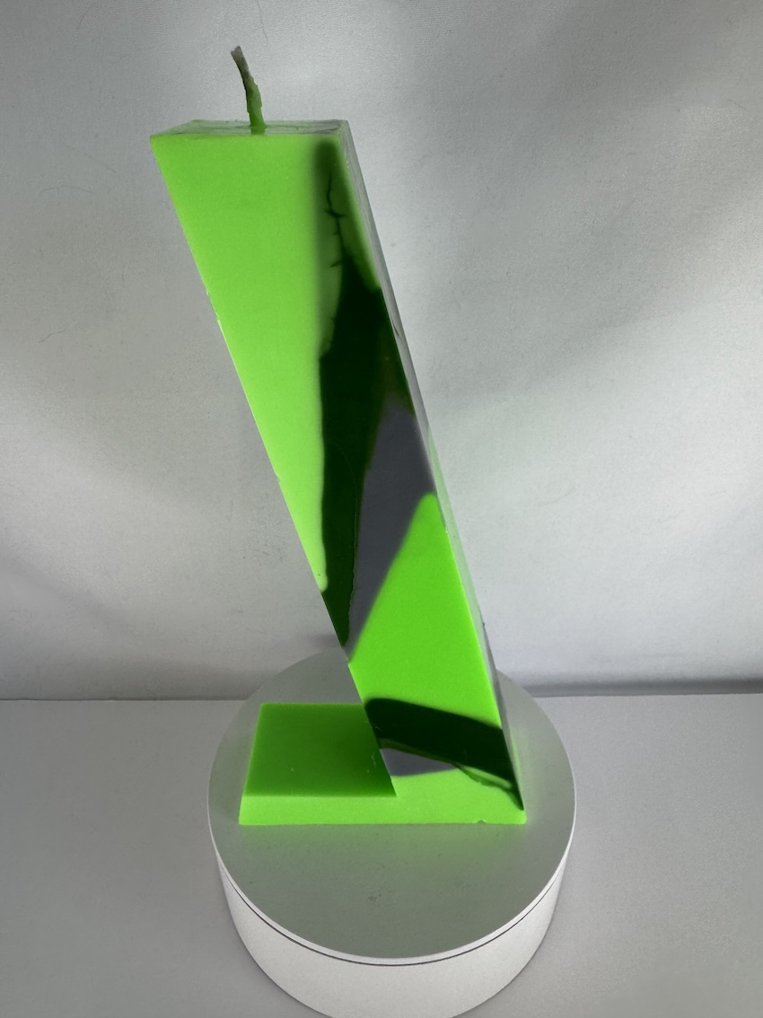 Bougie moulée verte fluo et foncée, modèle 7UP de la collection Chlorophylle