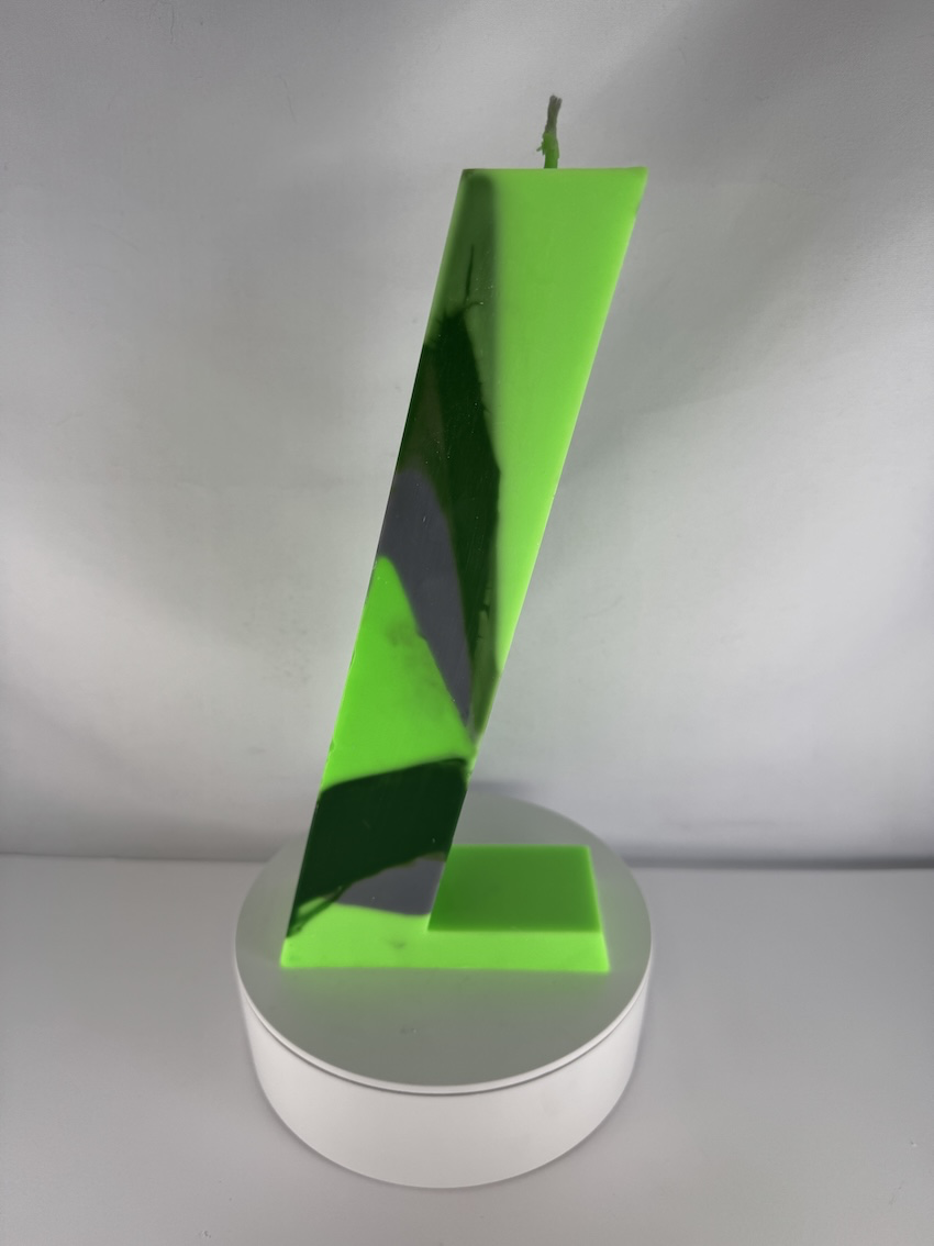 Bougie moulée verte fluo et foncée, modèle 7UP de la collection Chlorophylle