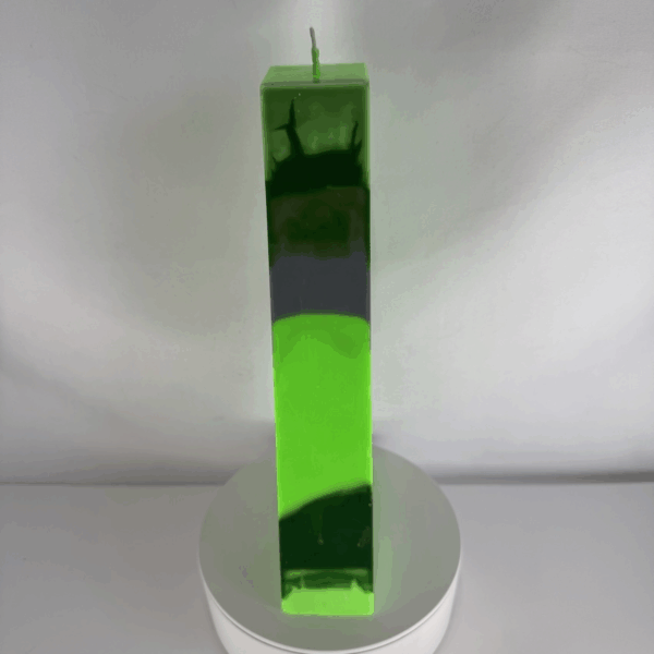 Bougie moulée verte fluo et foncée, modèle 7UP de la collection Chlorophylle