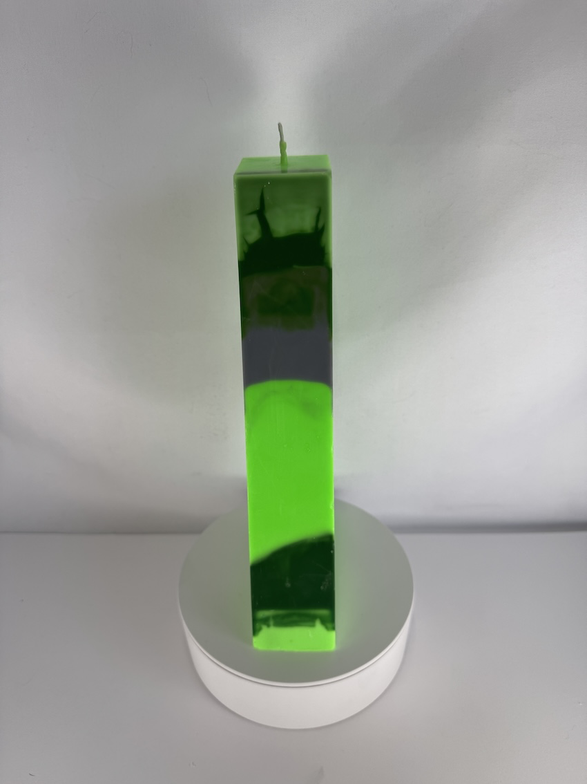 Bougie moulée verte fluo et foncée, modèle 7UP de la collection Chlorophylle