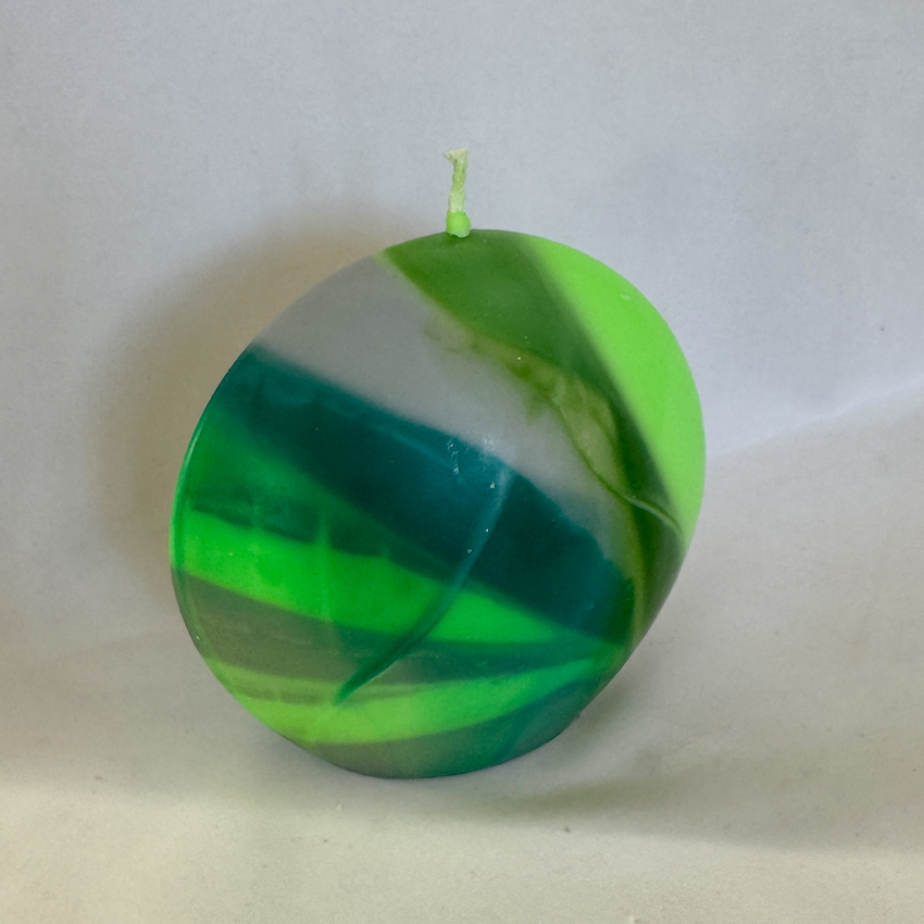 Bougie Disque Petit – Collection Chlorophylle Petite bougie verte en forme de disque, moulée, collection Chlorophylle