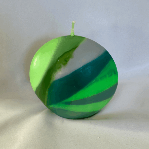 Bougie Disque Petit – Collection Chlorophylle Petite bougie verte en forme de disque, moulée, collection Chlorophylle