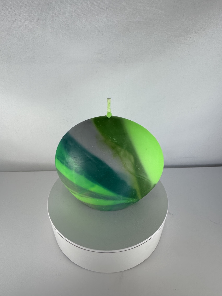 Bougie Disque Petit – Collection Chlorophylle Petite bougie verte en forme de disque, moulée, collection Chlorophylle