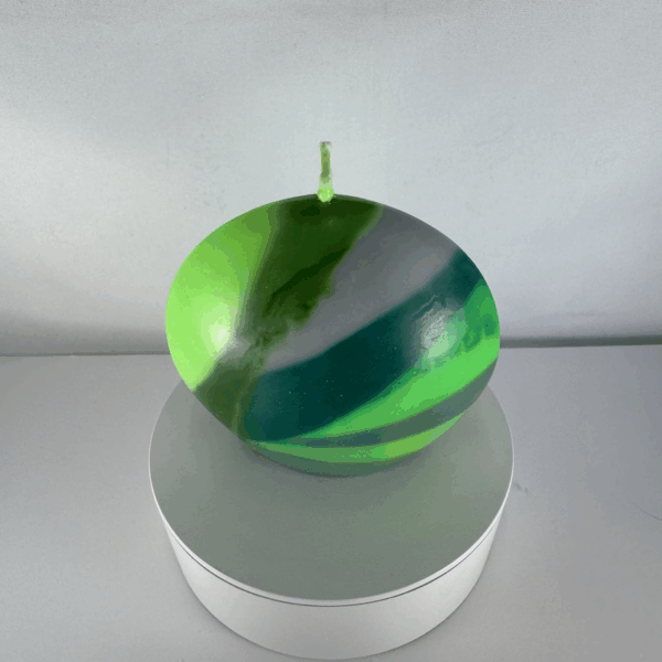 Bougie Disque Petit – Collection Chlorophylle Petite bougie verte en forme de disque, moulée, collection Chlorophylle