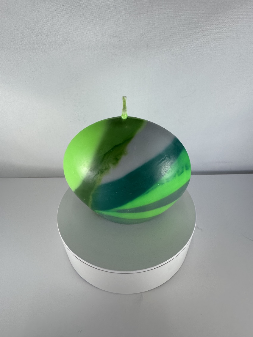 Bougie Disque Petit – Collection Chlorophylle Petite bougie verte en forme de disque, moulée, collection Chlorophylle