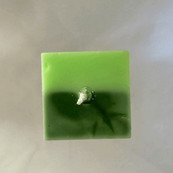 Bougie Pilier 5×22 – Collection Chlorophylle Bougie pilier verte haute, 5×22 cm, design graphique, collection Chlorophylle