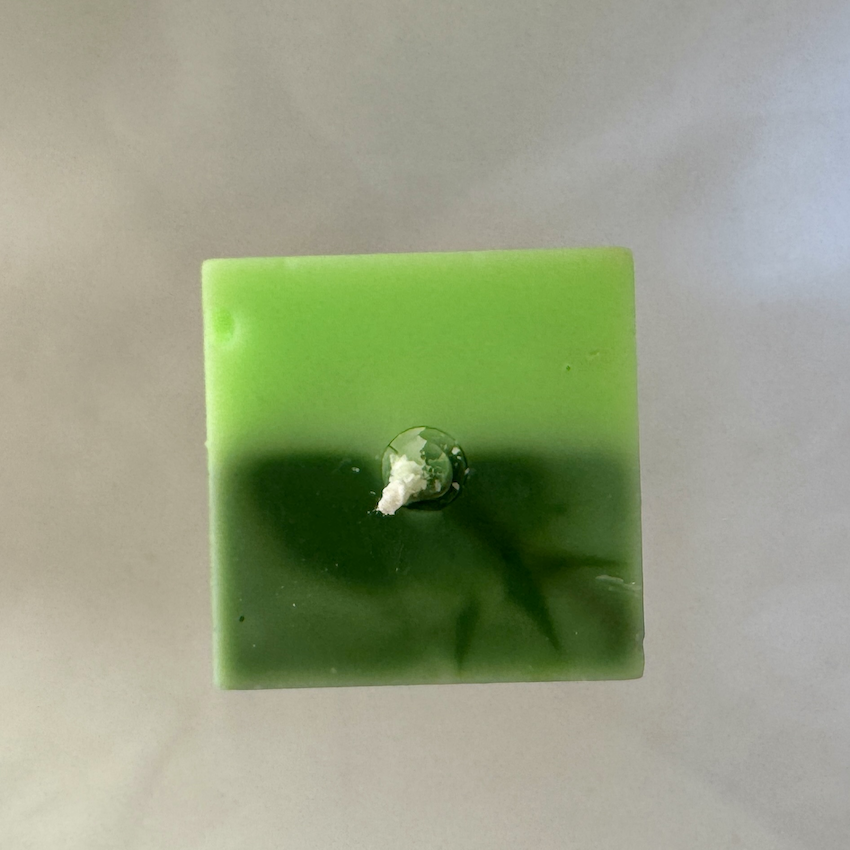 Bougie Pilier 5×22 – Collection Chlorophylle Bougie pilier verte haute, 5×22 cm, design graphique, collection Chlorophylle