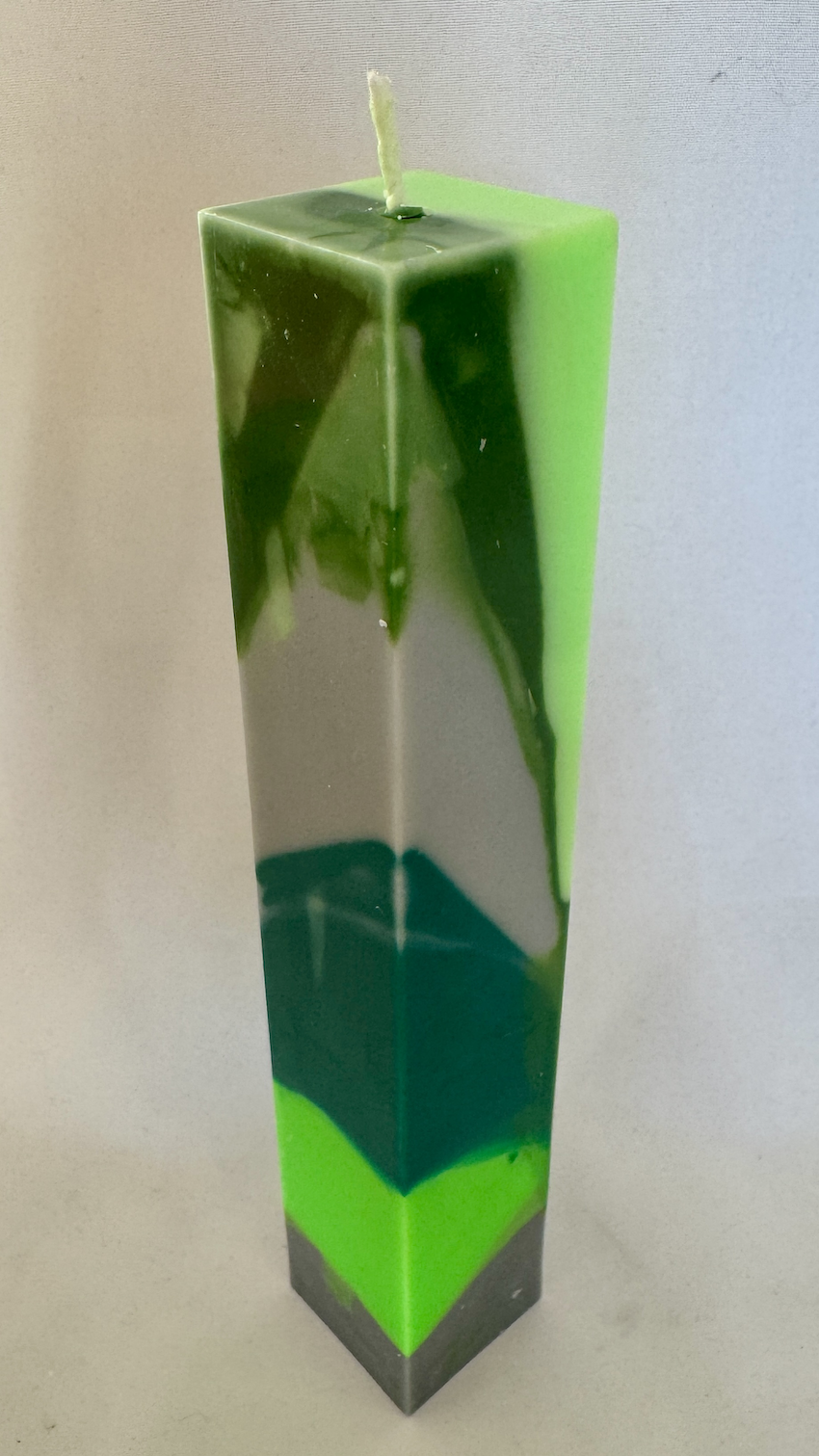 Bougie Pilier 5×22 – Collection Chlorophylle Bougie pilier verte haute, 5×22 cm, design graphique, collection Chlorophylle