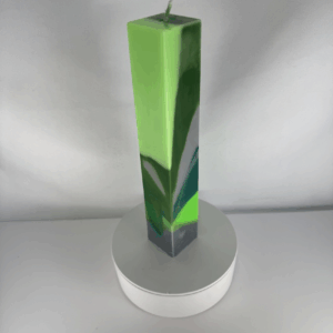 Bougie pilier verte haute, 5×22 cm, design graphique, collection Chlorophylle