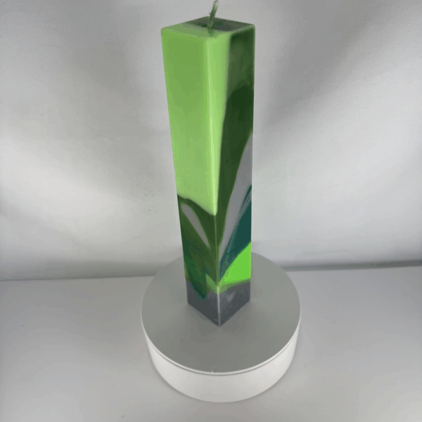 Bougie Pilier 5×22 – Collection Chlorophylle Bougie pilier verte haute, 5×22 cm, design graphique, collection Chlorophylle