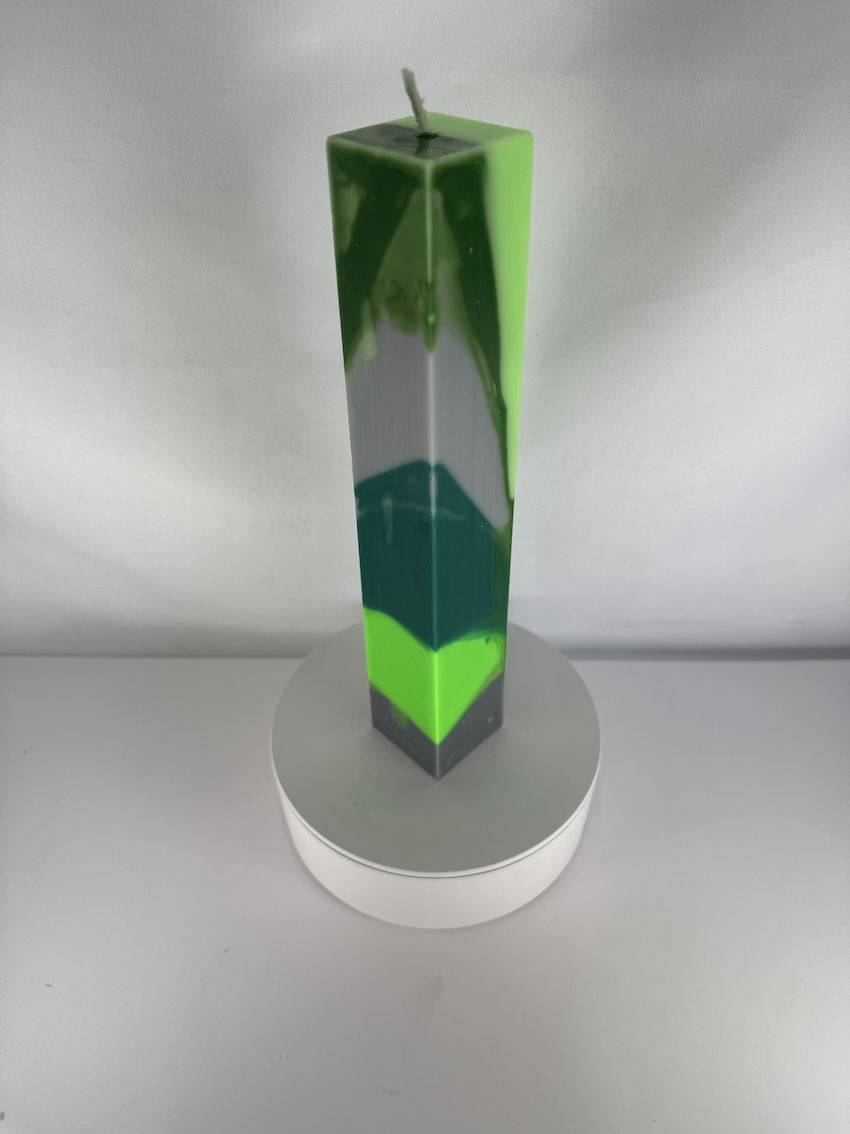 Bougie Pilier 5×22 – Collection Chlorophylle Bougie pilier verte haute, 5×22 cm, design graphique, collection Chlorophylle