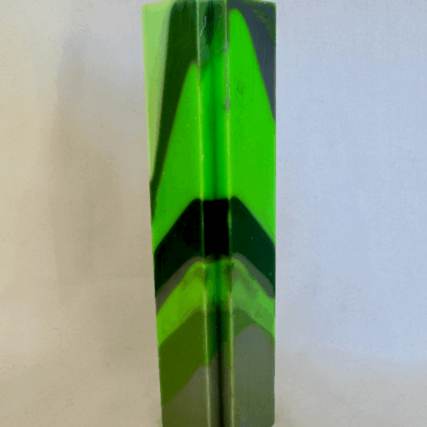 Bougie moulée en croix verte, format 4x16 cm, collection Chlorophyl