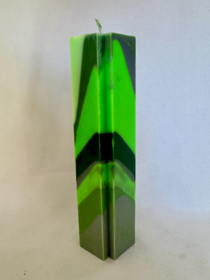 Bougie moulée en croix verte, format 4x16 cm, collection Chlorophyl