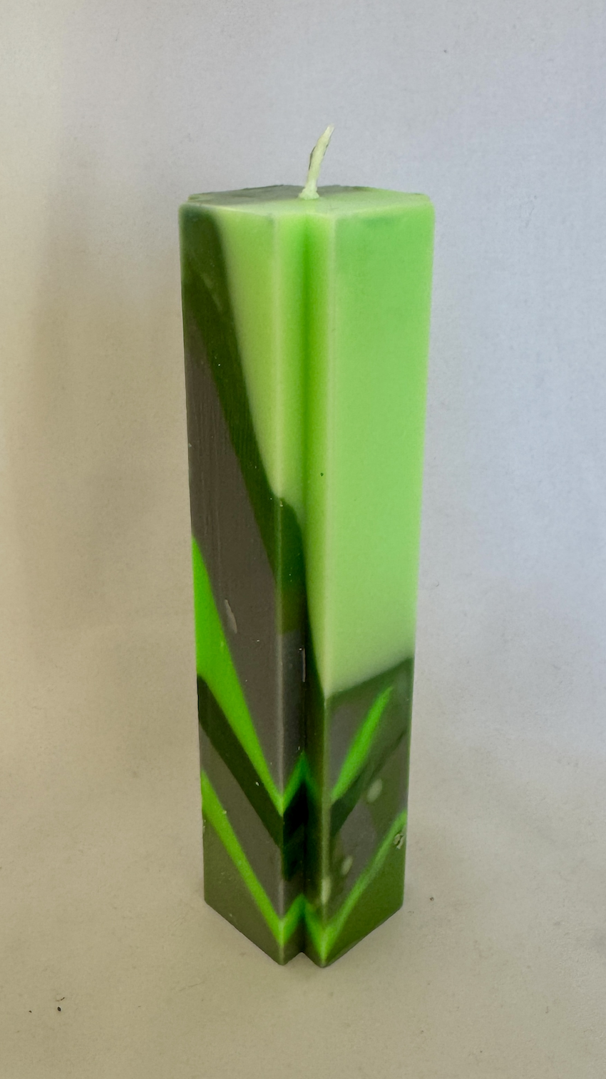 Bougie moulée en croix verte, format 4x16 cm, collection Chlorophyl