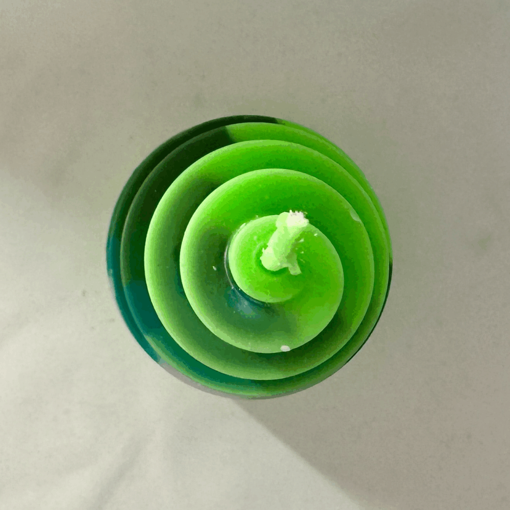 Bougie Pyramide Spirale – Collection Chlorophylle Bougie verte en spirale pyramidale, teintes chlorophylle, collection sculpturale